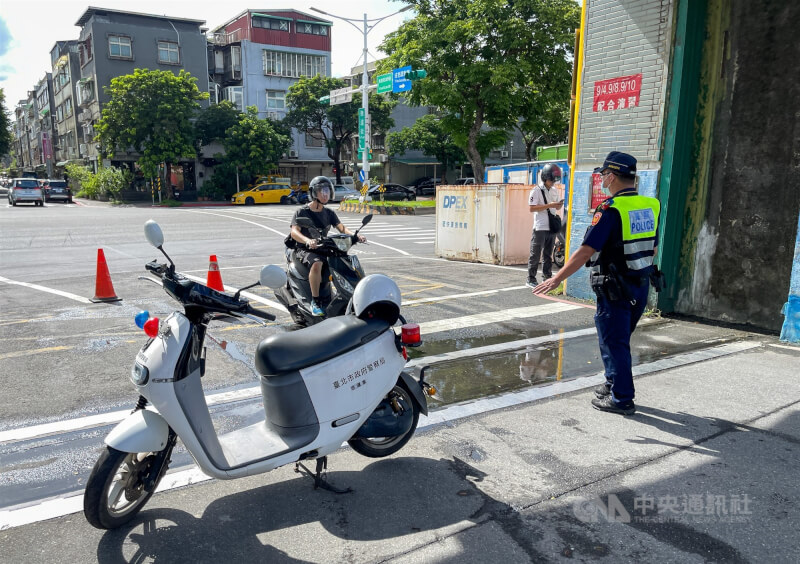 圖為去年颱風接近，台北市警方午後派員在水門口引導車輛離開。（中央社檔案照片）