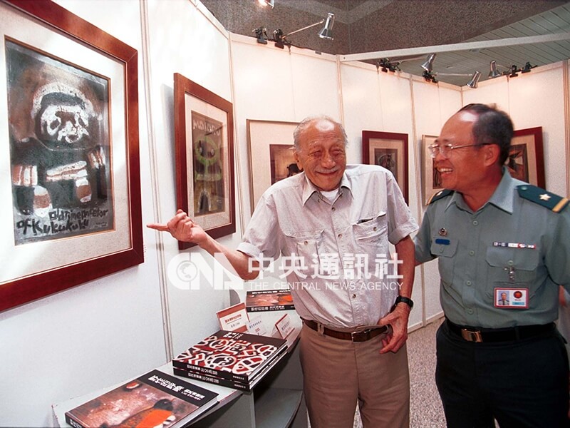 劉其偉（左）帶領三軍總醫院院長陳宏一（右）觀賞他在新幾內亞的畫作。中央社記者鄭傑文攝　90年7月23日