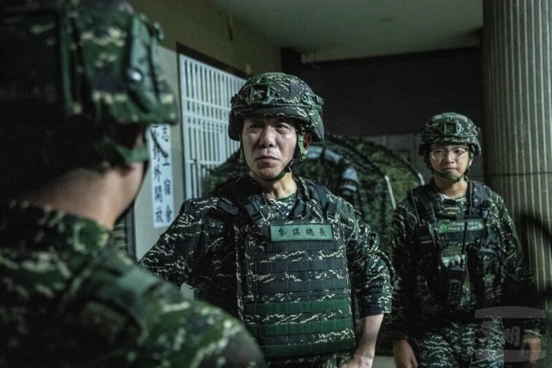 參謀總長梅家樹（中）上將23日凌晨視導海軍海鋒大隊操演實況，肯定官兵務實操演。（軍聞社提供）中央社記者吳書緯傳真 113年7月23日