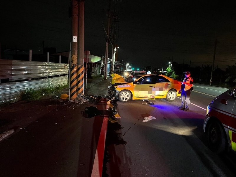 高雄大寮區23日凌晨發生1名計程車駕駛疑精神不濟自撞電線桿，經送醫仍宣告不治。警方初步了解駕駛有心臟病史，詳細肇事原因待相驗及鑑定釐清。（高市林園警分局提供）中央社記者洪學廣傳真  113年7月23日