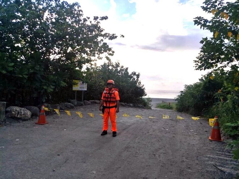 中央氣象署發布海上颱風警報，台東縣公告海邊、溪流、山區管制進入。圖為海巡署人員23日上午圍起封鎖線管制民眾進入海邊。（海巡提供）中央社記者盧太城台東傳真  113年7月23日