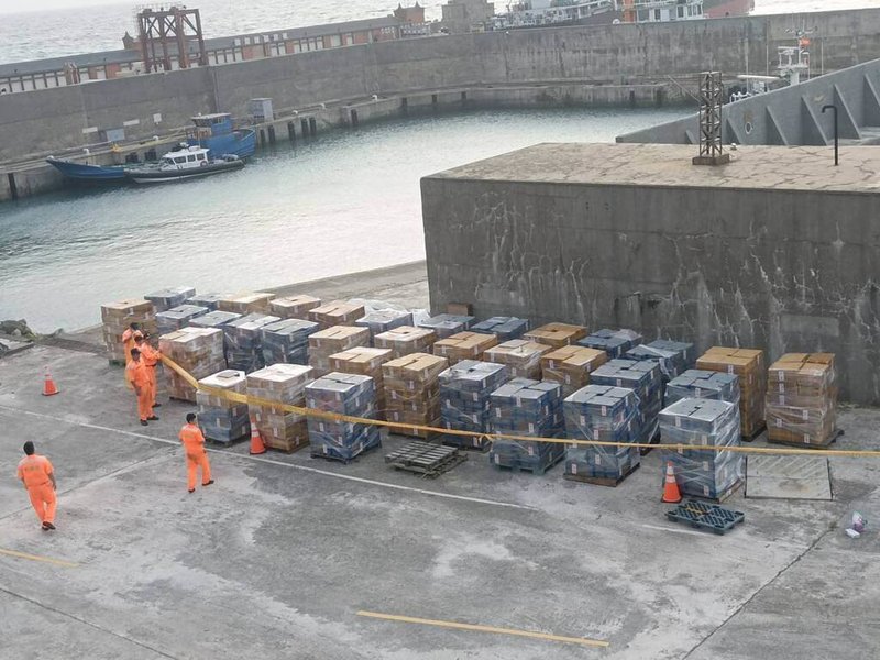 連江檢察署指揮海巡署艦隊分署第10海巡隊,日前在馬祖東引海域查獲無名船夾帶835箱,市價逾新台幣4181萬元的中國私菸,並逮捕2名未經許可進入台灣之中國籍人士。(福建連江地方檢察署提供)中央社記者潘欣彤傳真 113年7月23日
