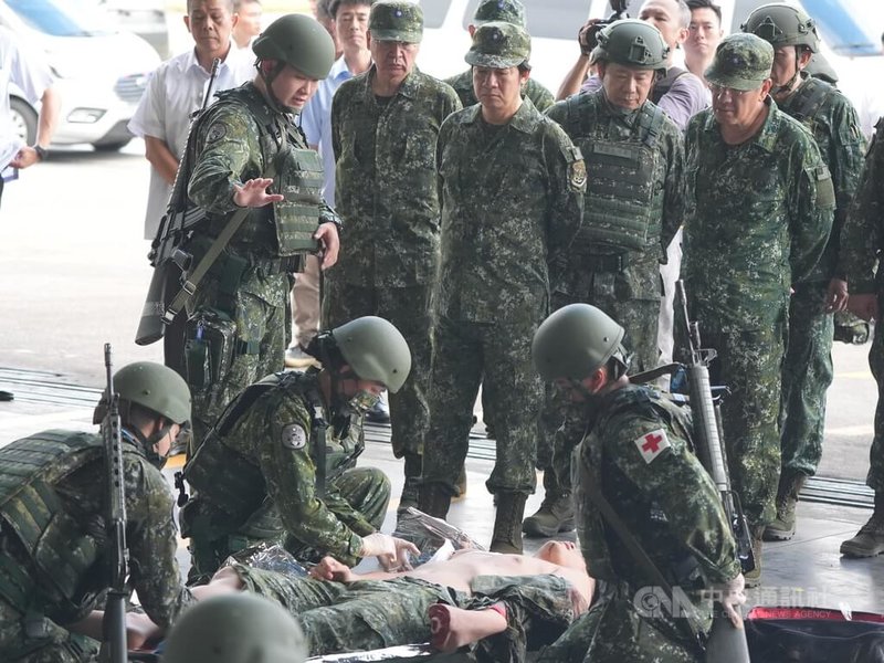 國軍漢光實兵演習23日進入第2天,總統賴清德(2排中)上午前往花蓮空軍基地,視導空軍第五聯隊官兵演練傷患檢傷、分類及後送作業。中央社記者徐肇昌攝 113年7月23日