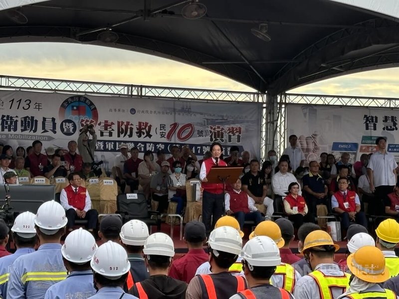總統賴清德(講台者)23日到台北港視察民安演習時說,這次演習非常完整且逼真,隨颱風凱米逼近,也勉勵大家在颱風來時把真功夫拿出來,確實讓民眾災害降到最低。中央社記者高華謙攝 113年7月23日