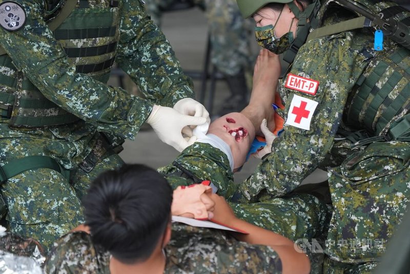 國軍漢光40號實兵演習23日進入第2天,空軍第五聯隊官兵在花蓮空軍基地棚廠演練傷患檢傷後送作業。中央社記者徐肇昌攝 113年7月23日