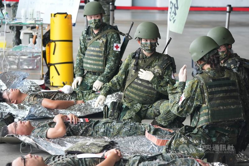 國軍漢光40號實兵演習第2天,空軍第五聯隊官兵23日上午在花蓮空軍基地棚廠實施大量傷患檢傷分類及後送作業。中央社記者徐肇昌攝 113年7月23日