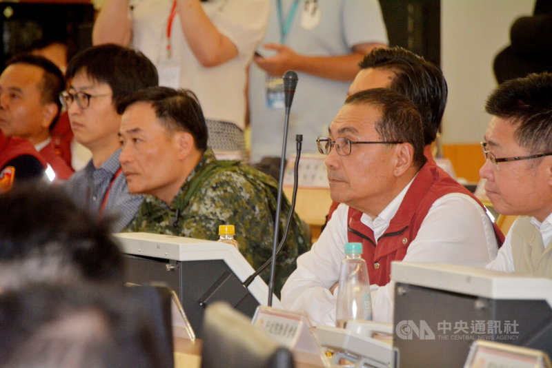 新北市政府23日舉行民安10號暨萬安47號演習,市長侯友宜(右2)前往交通控制中心,視察假想資訊系統遭駭客入侵的應變措施。中央社記者黃旭昇新北市攝 113年7月23日
