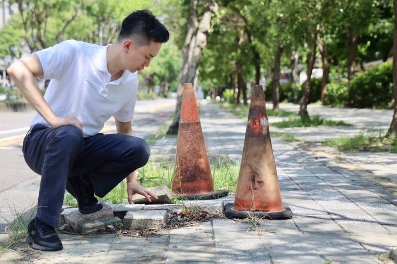 竹北市長鄭朝方23日表示，將改善東興國中及嘉豐國小周邊道路，包含人行道鋪面龜裂破損、電箱占用行走空間、樹穴隆起造成凹凸不平等問題，盼保障用路人通行安全。（竹北市公所提供）中央社記者郭宣彣傳真  113年7月23日