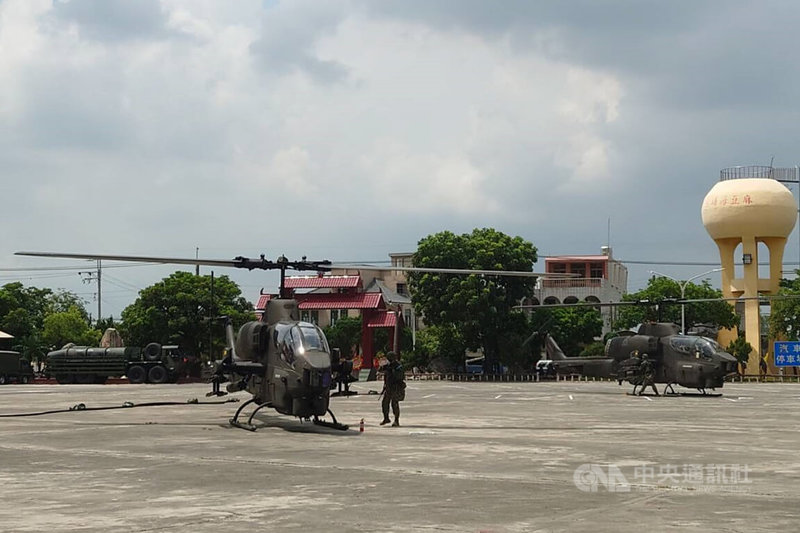 國軍漢光演習23日在台南市麻豆海埔池王府前廣場進行陸航603旅油彈整補演練，2架AH-1W超級眼鏡蛇攻擊直升機進場。中央社記者楊思瑞攝  113年7月23日