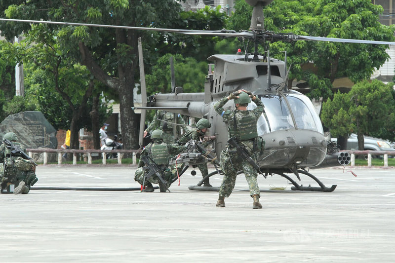 國軍漢光演習23日在台南市麻豆海埔池王府前廣場進行陸航603旅油彈整補演練，地面部隊人員為OH-58D戰搜直搜直升機執行熱加油。中央社記者楊思瑞攝  113年7月23日