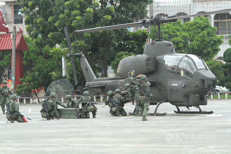 國軍漢光演習23日在台南市麻豆海埔池王府前廣場進行陸航603旅油彈整補演練，地面部隊人員為AH-1W超級眼鏡蛇攻擊直升機補給掛彈。中央社記者楊思瑞攝  113年7月23日