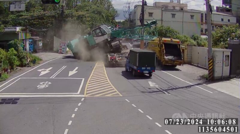 1名男子23日上午駕駛拖板車行經新北市林口區粉寮路二段準備轉彎時,拖板車上載運吊車突然滑落並橫躺路面。(翻攝照片)中央社記者高華謙傳真 113年7月23日