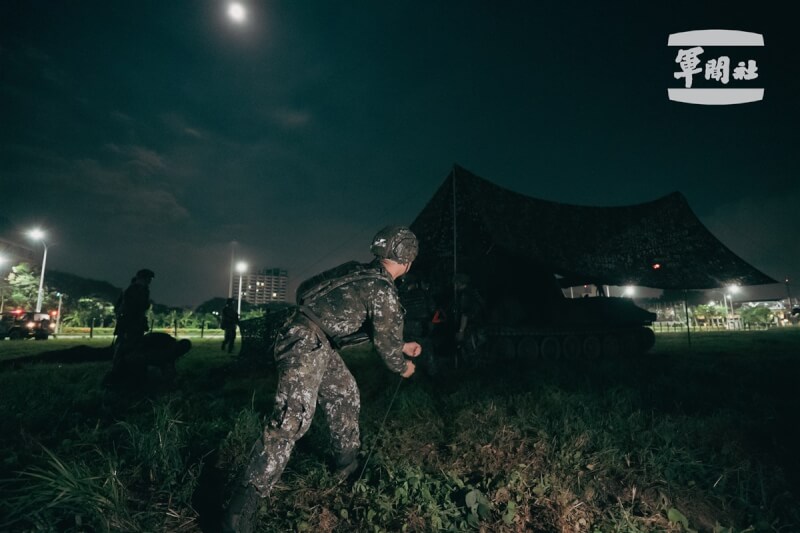 陸軍裝甲564旅23日凌晨執行「進入戰術位置戰力保存」操演，官兵架設偽裝網。（軍聞社提供）中央社記者吳書緯傳真 113年7月23日