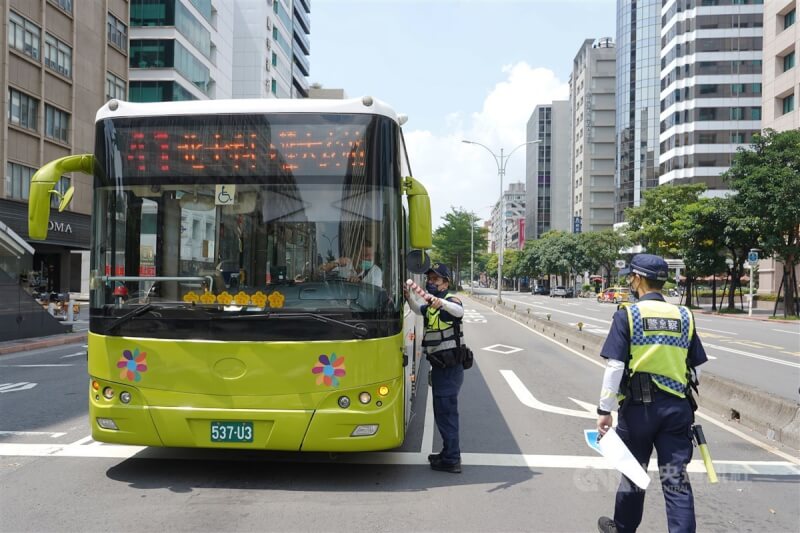 2021年萬安演習期間台北市警察指揮公車靠邊停放，並引導駕駛及乘客疏散避難。（中央社檔案照片）