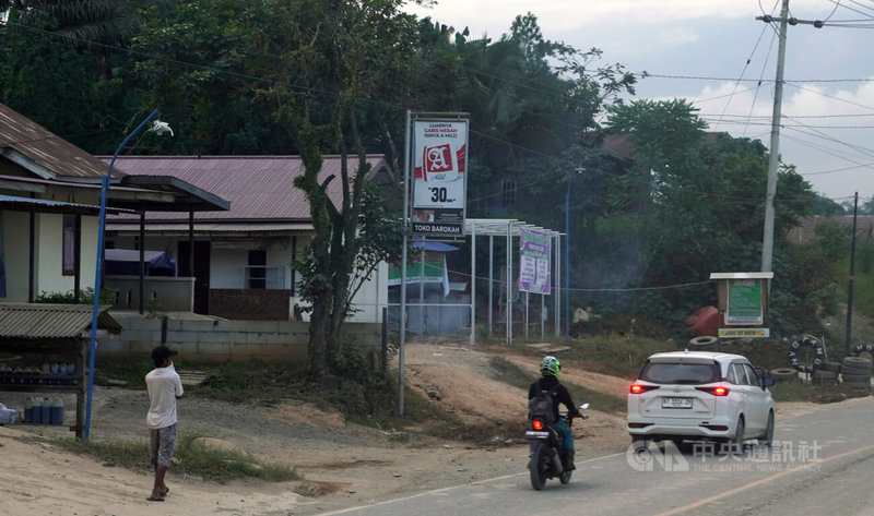 正大興土木的「努山塔拉」的工程車輛透過唯一的聯外道路進出，揚起大量塵土造成空氣污染，使當地居民生活苦不堪言，有民眾在汽車通過時以衣服遮蓋口鼻。中央社記者李宗憲努山塔拉攝 113年7月23日