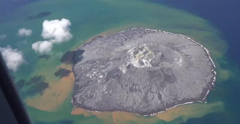 日本伊豆群島海底火山「須美壽島」周邊海水變色，可能代表火山活動頻繁，日本海上保安廳發出航行警報。（x.com/JCG_koho）