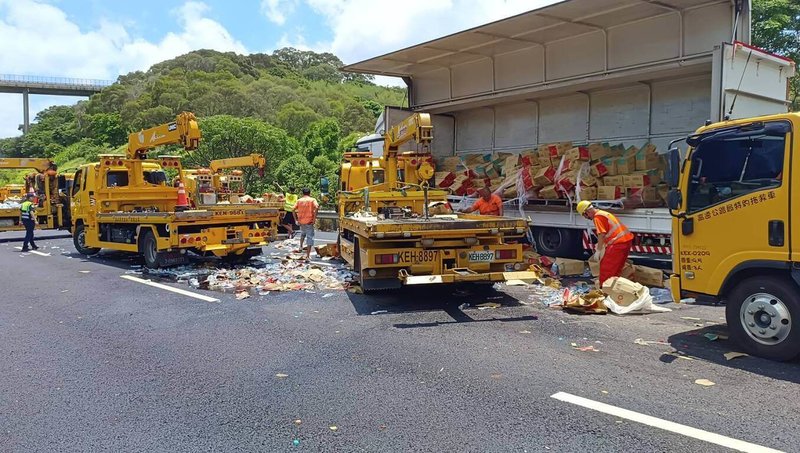 國道3號北上苗栗西湖段23日上午發生聯結車與工程緩撞車碰撞事故，聯結車載運的礦泉水散落路面，一度阻礙通行。（民眾提供）中央社記者管瑞平傳真  113年7月23日