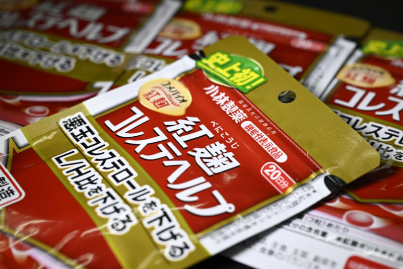 日本先前爆發消費者食用小林製藥含紅麴的保健食品（圖）後健康出問題，小林製藥84歲的會長小林一雅與53歲的社長小林章浩引咎辭職。（共同社）