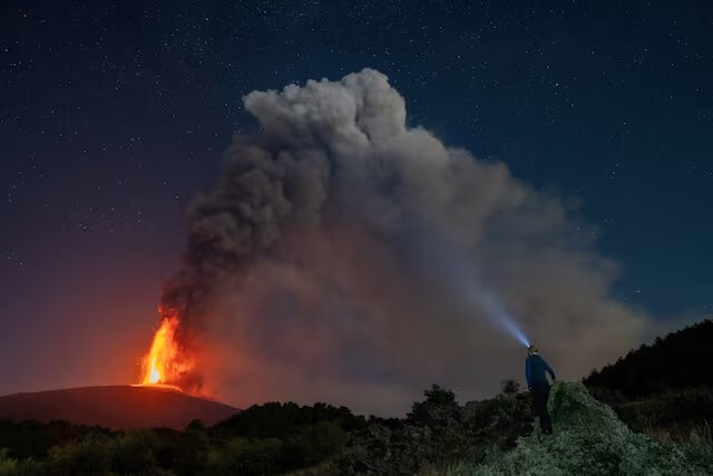 義大利埃特納火山再度噴發，將取消23日進出的所有航班。（路透社）