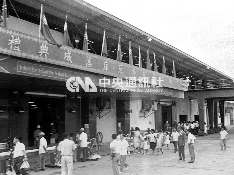 高雄港的香蕉冷氣庫落成典禮。中央社記者潘月康攝　54年7月26日