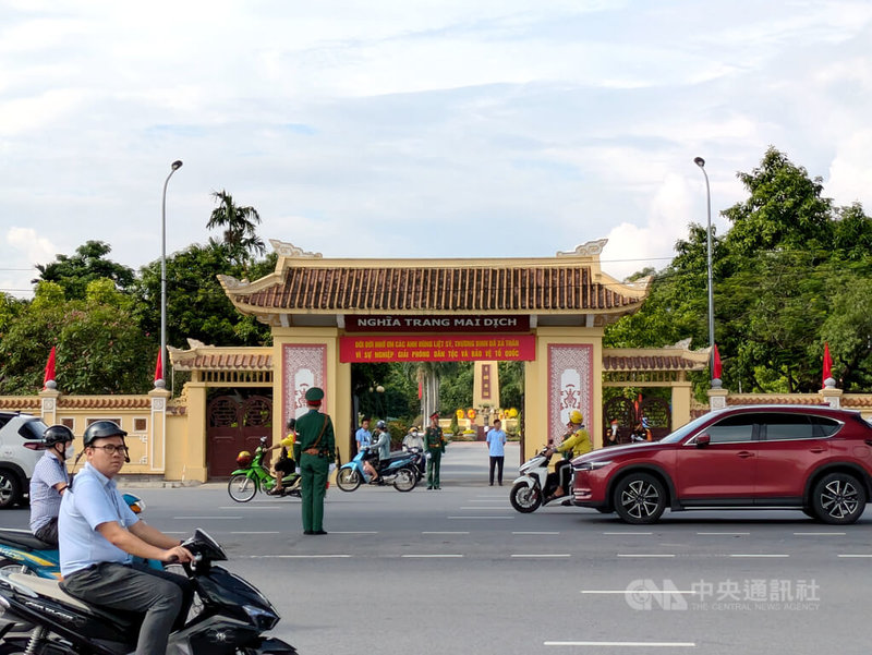 越南25日及26日將為已故越共總書記阮富仲舉行國葬儀式，阮富仲將長眠於首都河內市的梅驛公墓。梅驛公墓24日下午有許多掛著藍色車牌的越南公務車進進出出。中央社記者陳家倫河內攝  113年7月24日