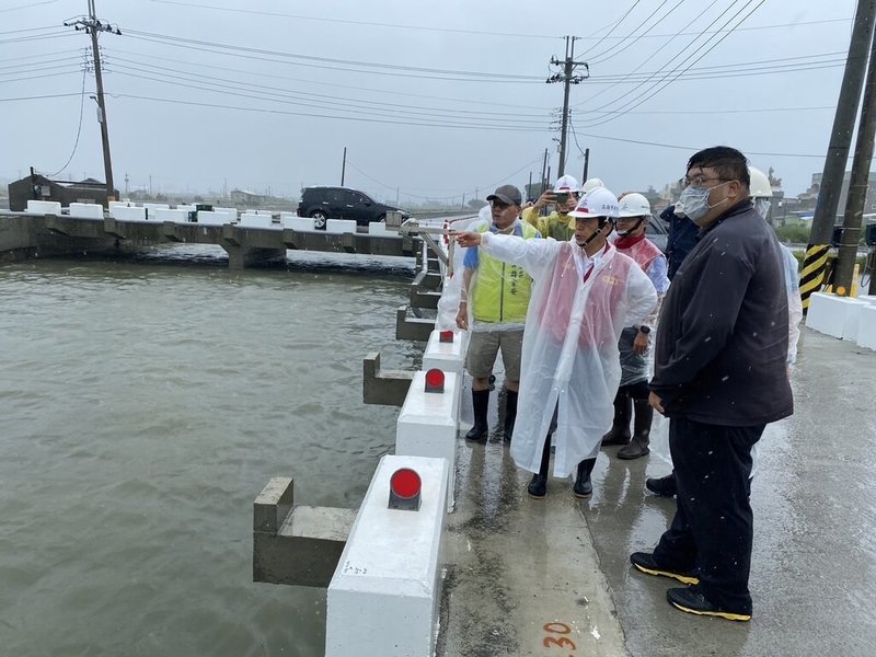 受凱米颱風外圍環流影響，高雄各地開始出現降雨，副市長林欽榮（前左）24日上午視察水利設施整備及運作情形。（高雄市水利局提供）中央社記者蔡孟妤傳真  113年7月24日