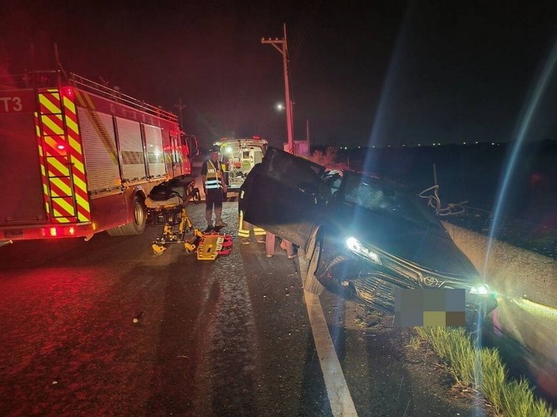 嘉義縣24日凌晨發生死亡車禍，1名男子酒後開車載2名友人行經嘉3線東石鄉型厝村時，衝撞對向車道水泥護欄，導致車內友人1死1傷。（警方提供）中央社記者蔡智明傳真  113年7月24日