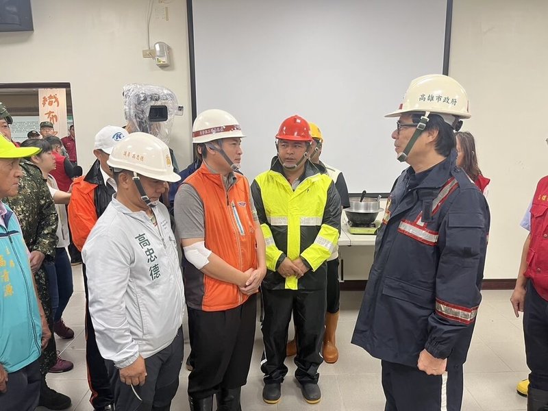 颱風凱米襲台，高雄大雨。高雄市長陳其邁（前右）24日入山探望居民，並要求桃源、茂林、那瑪夏、甲仙、六龜等5區需儘速完成保全戶預防性撤離。（高雄市原住民事務委員會提供）中央社記者張已亷傳真  113年7月24日