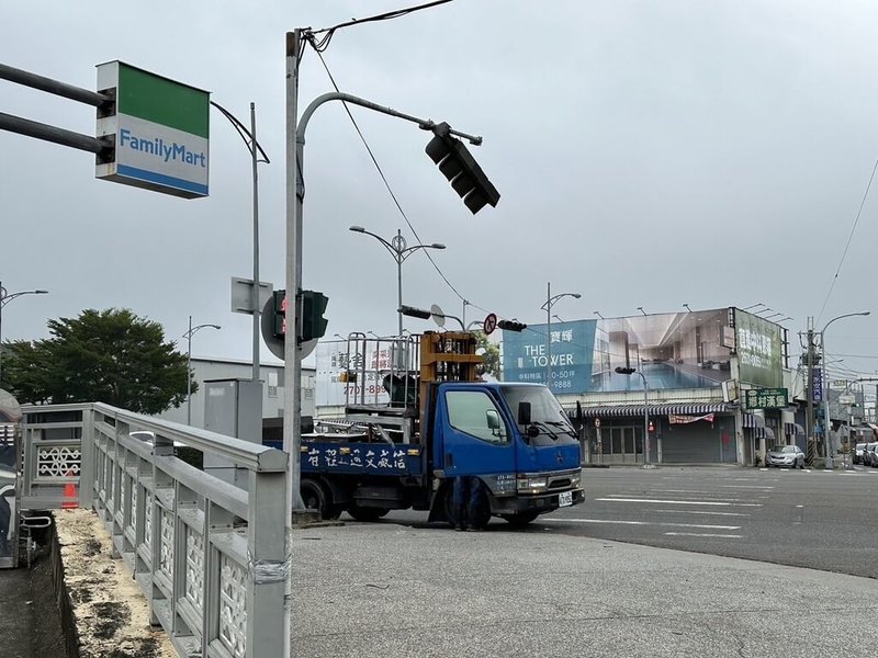 颱風凱米來襲,中午過後風勢變強,台中市西屯區中科路與福雅路口的交通號誌燈脫落,相關單位獲報已前往維修。(民眾提供)中央社記者郝雪卿傳真 113年7月24日