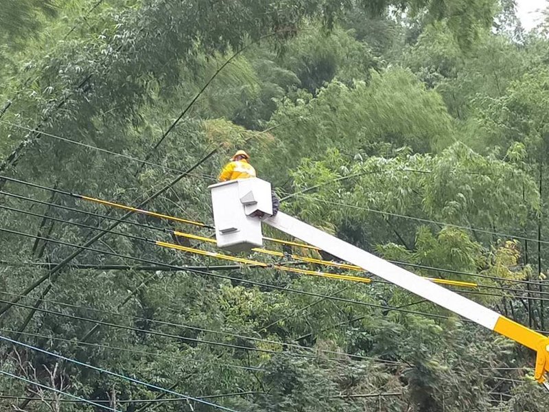 颱風凱米來襲，高雄地區24日上午開始出現風雨，一度停電近3萬戶，停電區域以杉林、燕巢、林園、鼓山最多，台電人員持續搶修中。（台電提供）中央社記者林巧璉傳真 113年7月24日