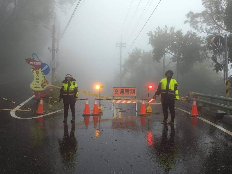 颱風凱米挾帶強風豪雨逼近台灣，屏東山區總雨量預估高達1800毫米，考量降雨後土石鬆軟易有落石坍方，24日下午4時起公路局預警性封閉台24線通往霧台鄉道路。（里港警分局提供）中央社記者李卉婷傳真  113年7月24日