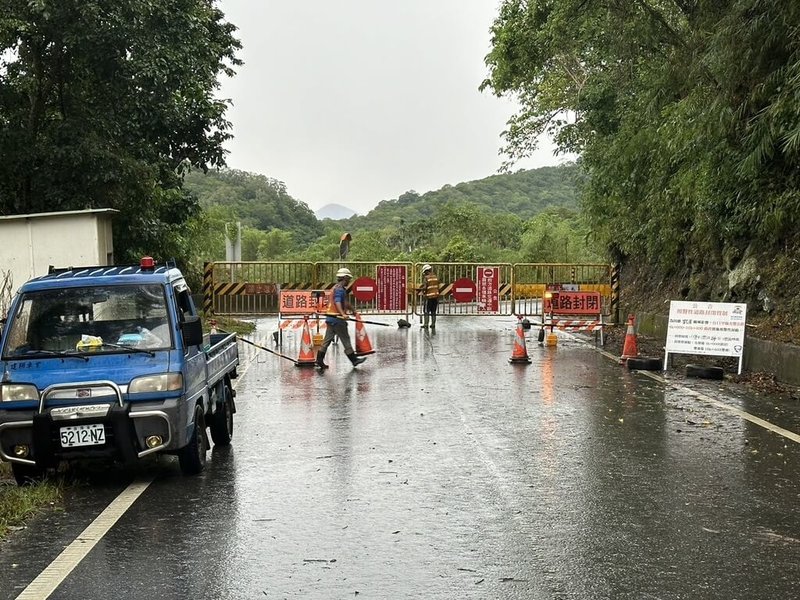 颱風凱米來勢洶洶，連接花蓮縣光復鄉、豐濱鄉的台11甲線光豐公路24日晚間6時起全線將預警性封閉，鳳林警分局也派員協助架設告警標誌及圍籬。（花蓮縣警察局提供）中央社記者李先鳳傳真 113年7月24日