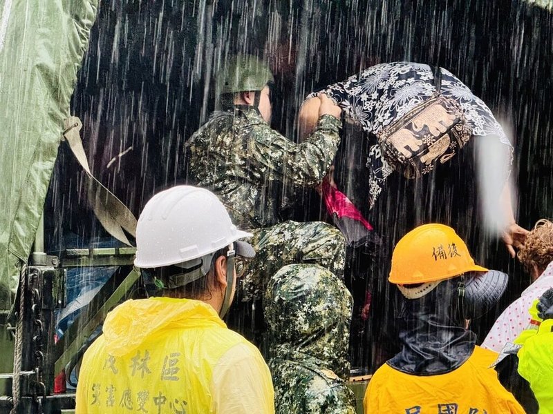 颱風凱米帶來豐沛雨量，高雄市山區8個行政區共106條土石流黃色警戒及7處大崩塌警戒黃色警戒，市府啟動預防性撤離，2000多名居民24日打包行李並隨指示，冒雨登上軍用卡車前往安置場所。（高雄市政府原住民事務委員會提供）中央社記者張已亷傳真  113年7月24日