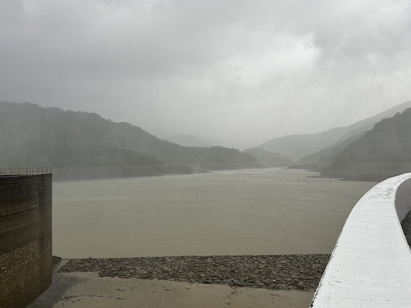 颱風凱米挾帶風雨襲台，牡丹水庫集水區域截至24日傍晚已降雨達154毫米，經濟部水利署南區水資源分署預估可能滿庫，晚間8時將進行調節性放水。（經濟部水利署南區水資源分署提供）中央社記者黃郁菁傳真  113年7月24日