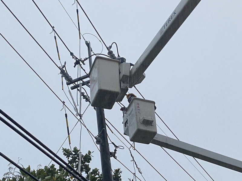 颱風凱米來勢洶洶，花蓮地區24日下午起風雨明顯增強，市區傳出多起招牌掉落、路樹倒塌災情，截至晚間7時，花蓮已逾5000戶停電，台電花蓮區處持續派員搶修中。（台電提供）中央社記者張祈傳真 113年7月24日