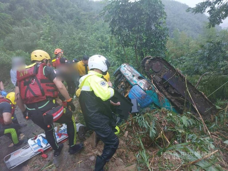 颱風來襲，新北市三峽區一名里長24日在一處產業道路岔路意外遭翻覆的挖土機壓住、失去意識，消防人員徒步上山，在接觸傷者後隨即展開搶救。（翻攝照片）中央社記者高華謙傳真  113年7月24日