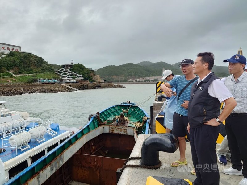 颱風凱米步步進逼，連江縣長王忠銘（右2）24日傍晚前往南竿福澳港視察防颱作業，除確認島際候船區、F1至F3浮動碼頭等處防颱情形，也現場了解漁船停泊狀況。中央社記者潘欣彤攝  113年7月24日