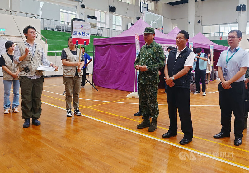 不受颱風來襲影響，連江縣113年聯合防空「萬安47號」演習24日下午正式實施，連江縣長王忠銘（前右2）與陸軍馬祖防衛指揮部副指揮官馬吉瑞（前右3）等人前往視察災民收容救濟站演練情形。中央社記者潘欣彤攝  113年7月24日