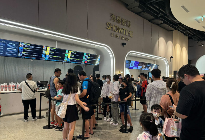 颱風凱米來襲,台中市政府宣布24日停止上班上課,麗寶Outlet Mall正常營業,許多民眾準備看電影,前往影城排隊買票。(民眾提供)中央社記者趙麗妍傳真 113年7月24日