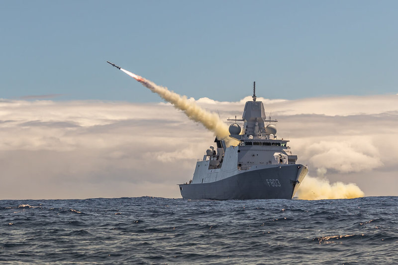 荷蘭皇家海軍七省級巡防艦卓普號（HNLMS Tromp, F803）在環太平洋軍演（RIMPAC）的實彈演練項目當中發射一枚「魚叉」（Harpoon）反艦飛彈。（DVIDS提供）中央社記者林宏翰傳真 113年7月24日