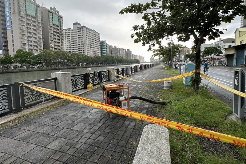 台南市因應年度天文大潮及颱風暴潮影響,已於安平運河預布抽水機組,增強防汛量能。(台南市政府提供)中央社記者楊思瑞台南傳真 113年7月24日