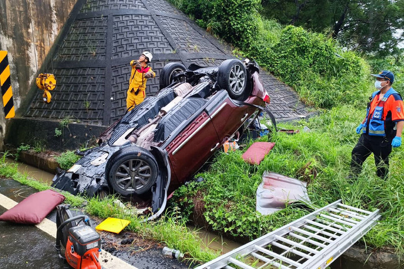 1名男子24日上午開車載女兒行經國道3號台南新化路段，不明原因自撞外側護欄衝下邊坡，翻覆於平面道路涵洞附近，父女2人受傷送醫。（讀者提供）中央社記者楊思瑞台南傳真  113年7月24日