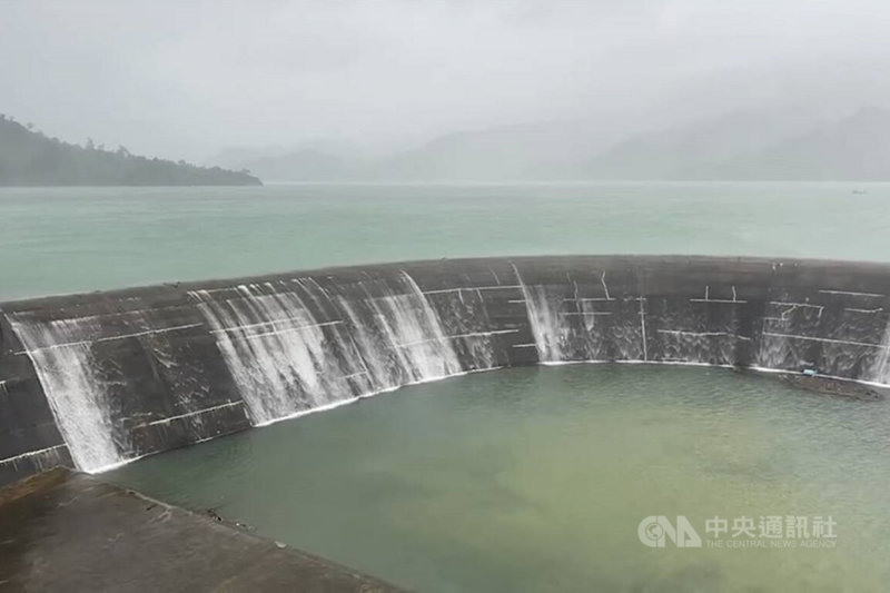 颱風凱米來襲，南化水庫集水區降雨明顯，至24日下午5時累積雨量達112.7毫米，水庫也達到滿水位，開始自然溢流。中央社記者楊思瑞攝 113年7月24日