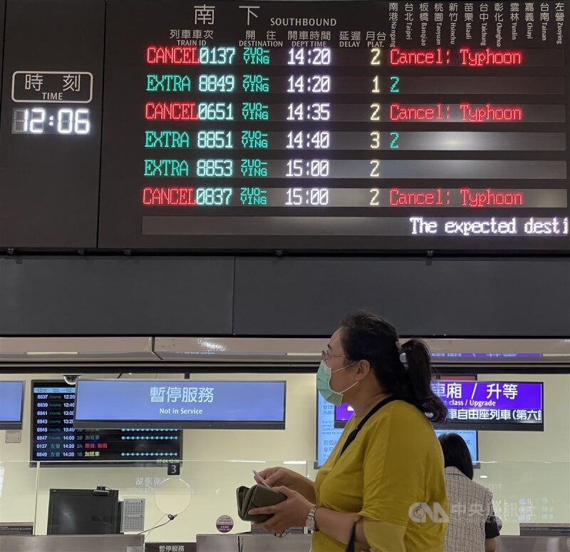 受颱風凱米影響,台灣高鐵公司表示,24日上午維持正常營運,中午12時起,取消原本各班次列車,改為南下及北上每小時分別發出3班各站停靠全車自由座列車。圖為民眾在南港站購票。中央社記者張新偉攝 113年7月24日