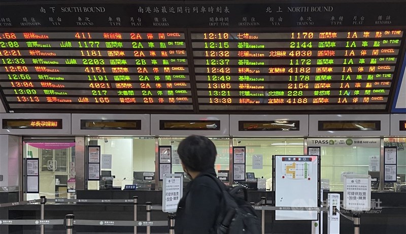 民眾在南港車站觀看列車時刻表。中央社記者張新偉攝 113年7月24日