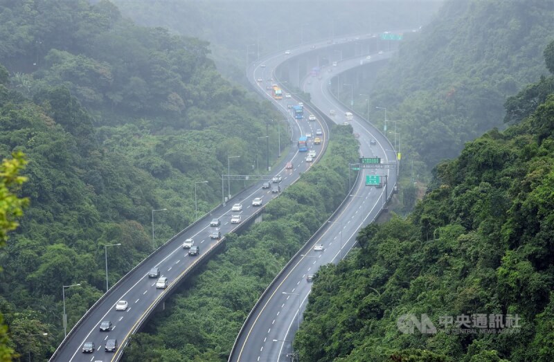 圖為國道5號車輛雨中前行。（中央社檔案照片）