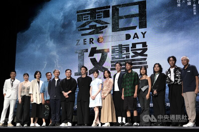 台劇「零日攻擊ZERO DAY」斥資新台幣2.3億元打造，演員高橋一生（左7）、杜汶澤（左6）、連俞涵（左8）、莊凱勛（右2）、李杏（左2）、藍葦華（左1）23日在台北出席發布記者會。中央社實習記者林意芸攝 113年7月23日