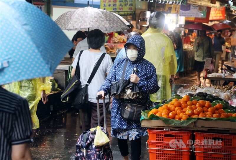 24日上午台北市民眾穿戴雨具到傳統市場採買蔬果。中央社記者郭日曉攝 113年7月24日