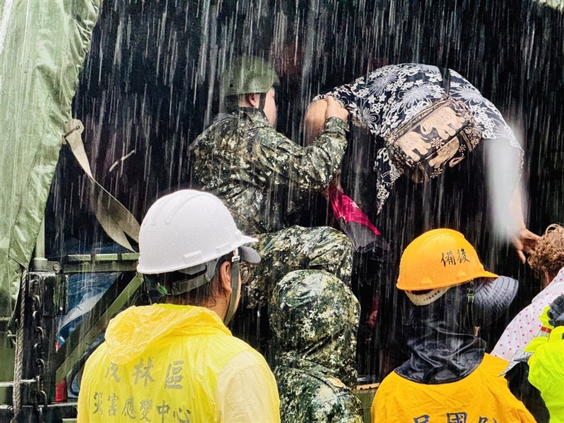 高雄市山區8個行政區共106條土石流黃色警戒及7處大崩塌警戒黃色警戒，市府啟動預防性撤離，2000多名居民24日打包行李並隨指示，冒雨登上軍用卡車前往安置場所。（高雄市政府原住民事務委員會提供）中央社記者張已亷傳真 113年7月24日