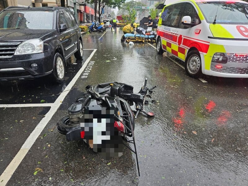 彭姓機車騎士24日下午沿高雄市新興區中正三路行駛,接近忠孝一路口附近時碰上倒塌路樹、人車倒地,彭男頭部遭撞擊、身體多處擦挫傷,緊急送醫救治。(高雄市警察局新興分局提供)中央社記者張已亷傳真 113年7月24日